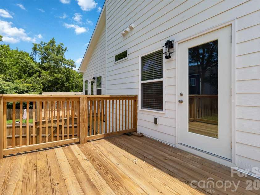 709 Pennsylvania Avenue, Charlotte, NC 28216.  MLS# CAR4406385, YatesRealty ID 39650. 