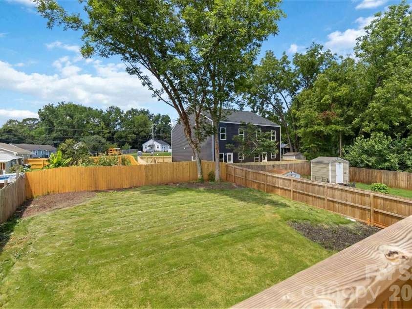 709 Pennsylvania Avenue, Charlotte, NC 28216.  MLS# CAR4406385, YatesRealty ID 39650. 