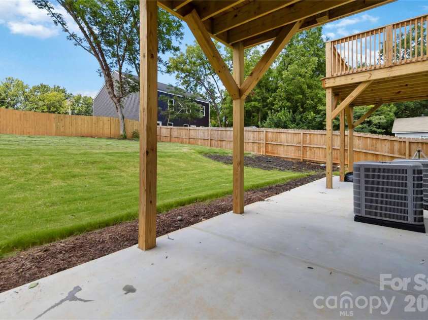 709 Pennsylvania Avenue, Charlotte, NC 28216.  MLS# CAR4406385, YatesRealty ID 39650. 