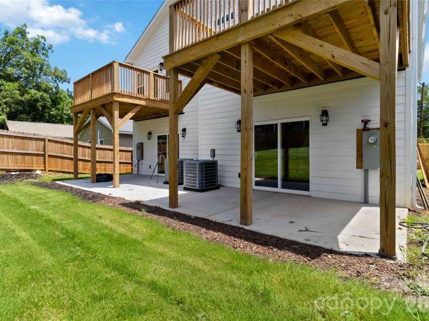 709 Pennsylvania Avenue, Charlotte, NC 28216.  MLS# CAR4406385, YatesRealty ID 39650. 