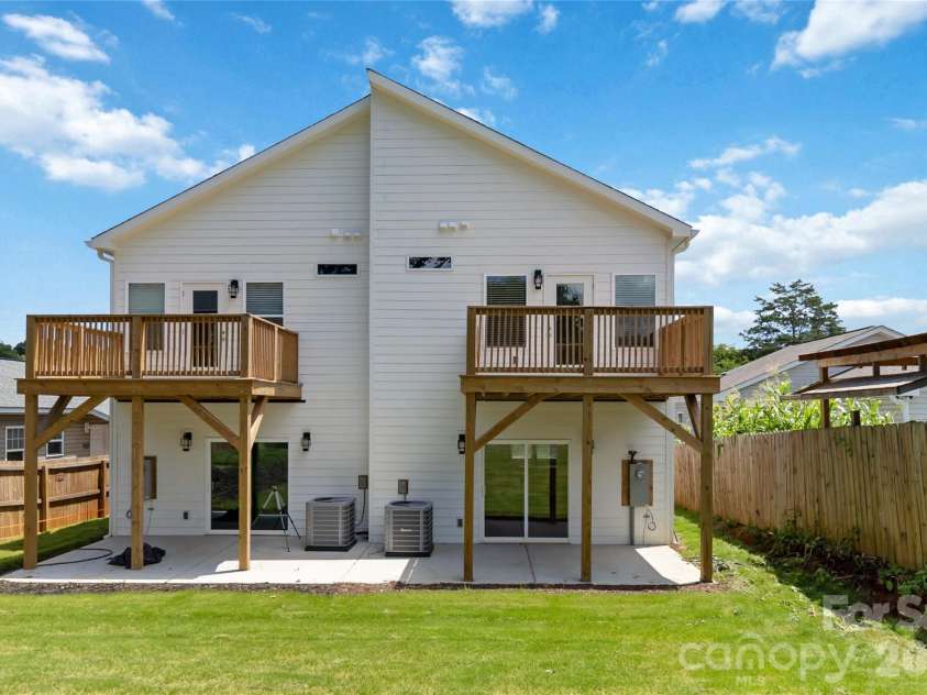 709 Pennsylvania Avenue, Charlotte, NC 28216.  MLS# CAR4406385, YatesRealty ID 39650. 