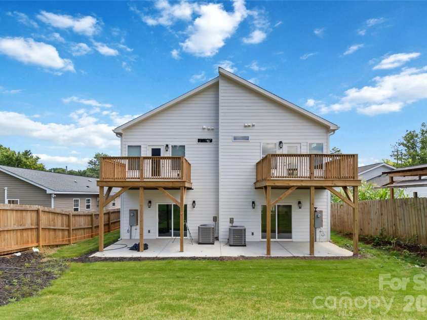 709 Pennsylvania Avenue, Charlotte, NC 28216.  MLS# CAR4406385, YatesRealty ID 39650. 