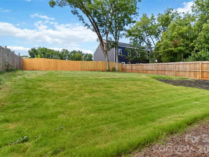 709 Pennsylvania Avenue, Charlotte, NC 28216.  MLS# CAR4406385, YatesRealty ID 39650. 