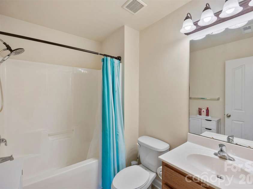 1086 Arrowhead Drive, Concord, NC 28025.  MLS# CAR4397947, YatesRealty ID 39653. Full bathroom upstairs