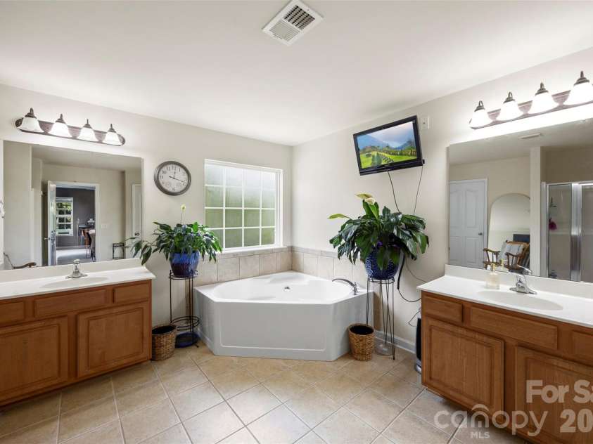 1086 Arrowhead Drive, Concord, NC 28025.  MLS# CAR4397947, YatesRealty ID 39653. Primary bathroom