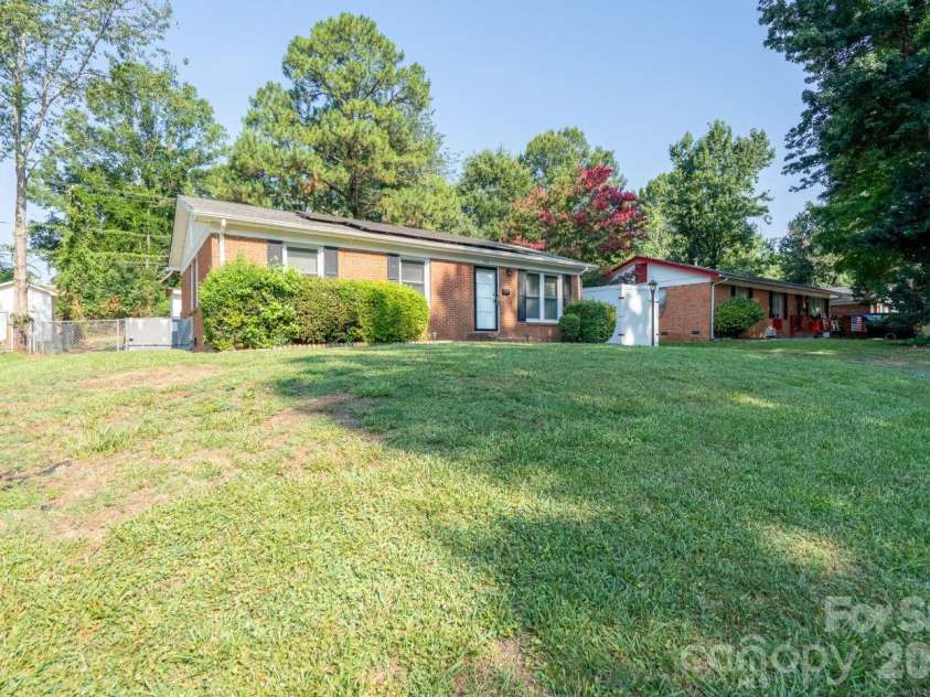 755 Edgerton Drive, Charlotte, NC 28213.  MLS# CAR4404783, YatesRealty ID 39658. 
