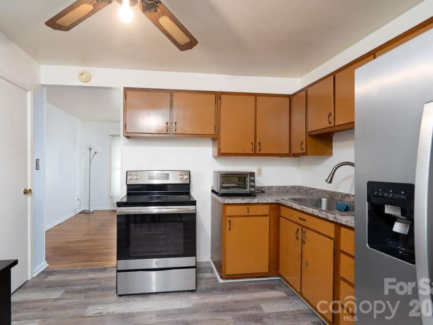 755 Edgerton Drive, Charlotte, NC 28213.  MLS# CAR4404783, YatesRealty ID 39658. Kitchen