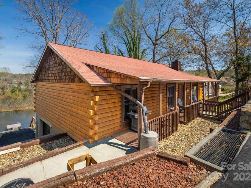 1964 10th Street Boulevard, Hickory, NC 28601.  MLS# CAR4239613, YatesRealty ID 3966. 