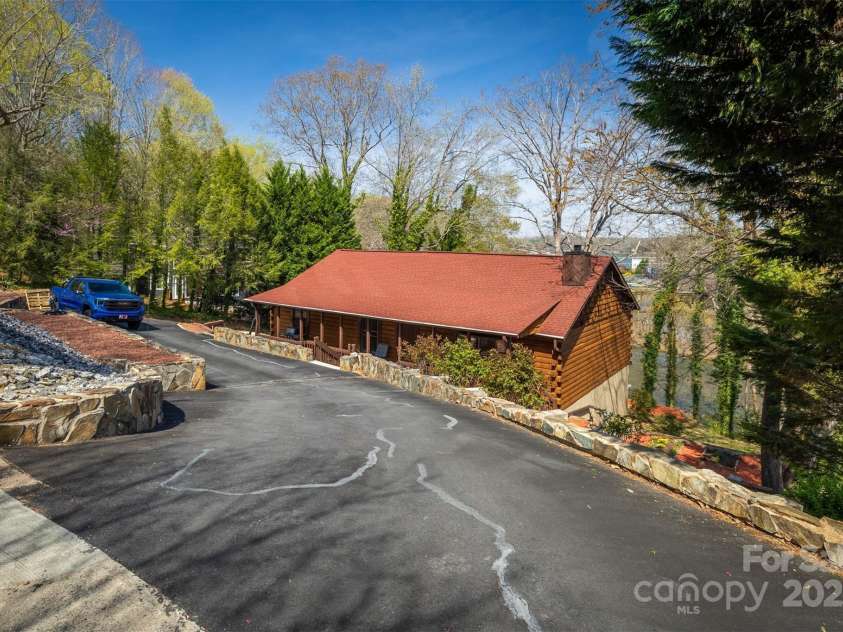 1964 10th Street Boulevard, Hickory, NC 28601.  MLS# CAR4239613, YatesRealty ID 3966. 