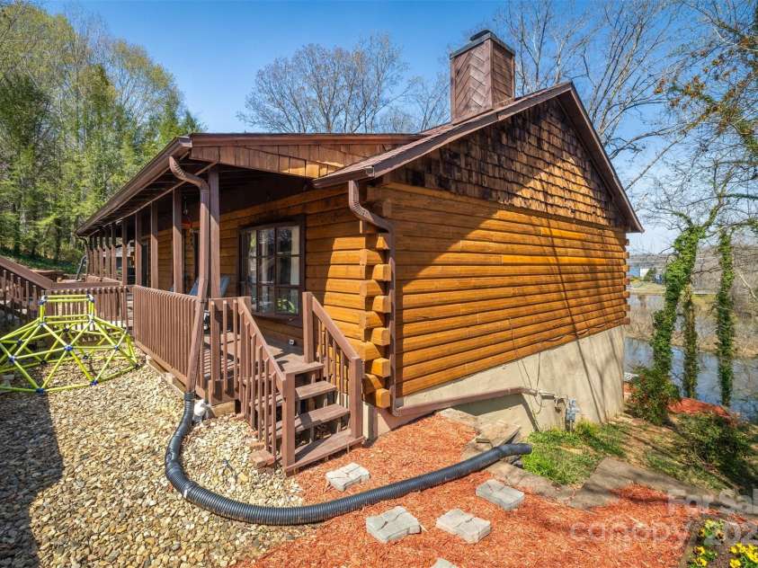 1964 10th Street Boulevard, Hickory, NC 28601.  MLS# CAR4239613, YatesRealty ID 3966. 