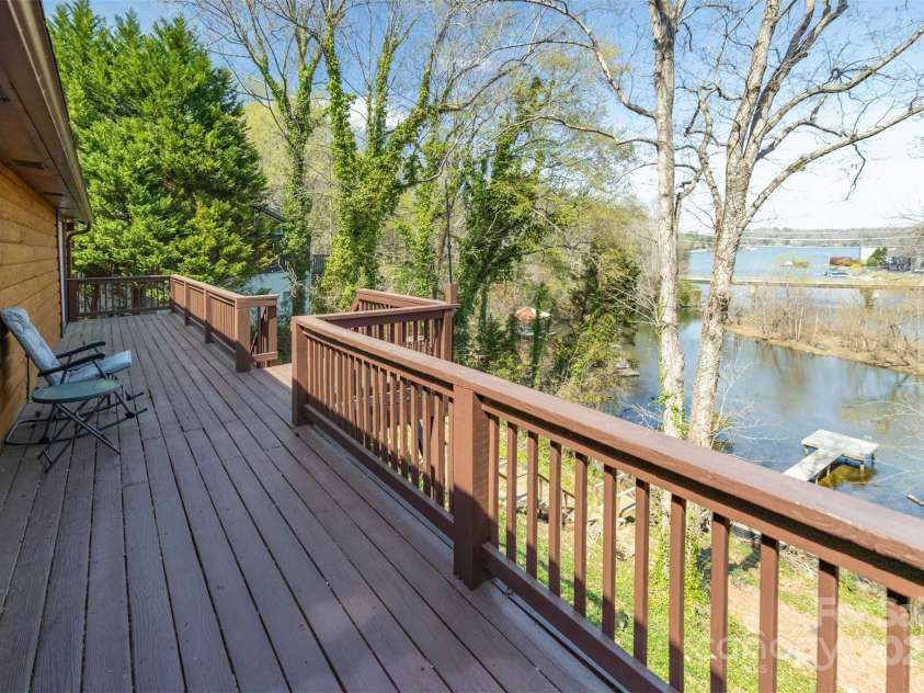 1964 10th Street Boulevard, Hickory, NC 28601.  MLS# CAR4239613, YatesRealty ID 3966. 