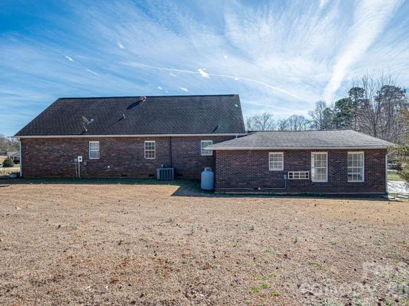 2617 Surrey Drive, Lincolnton, NC 28092.  MLS# CAR4347781, YatesRealty ID 3966. 