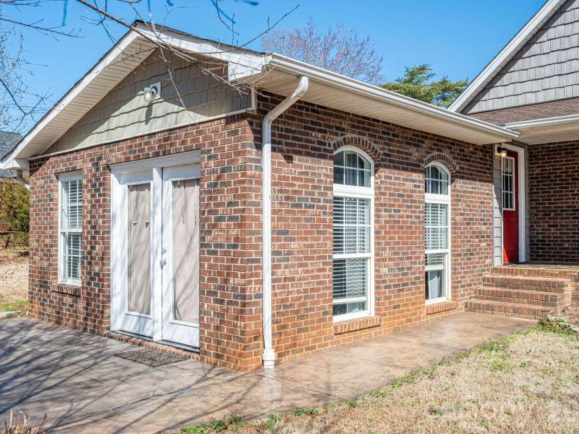 2617 Surrey Drive, Lincolnton, NC 28092.  MLS# CAR4347781, YatesRealty ID 3966. 