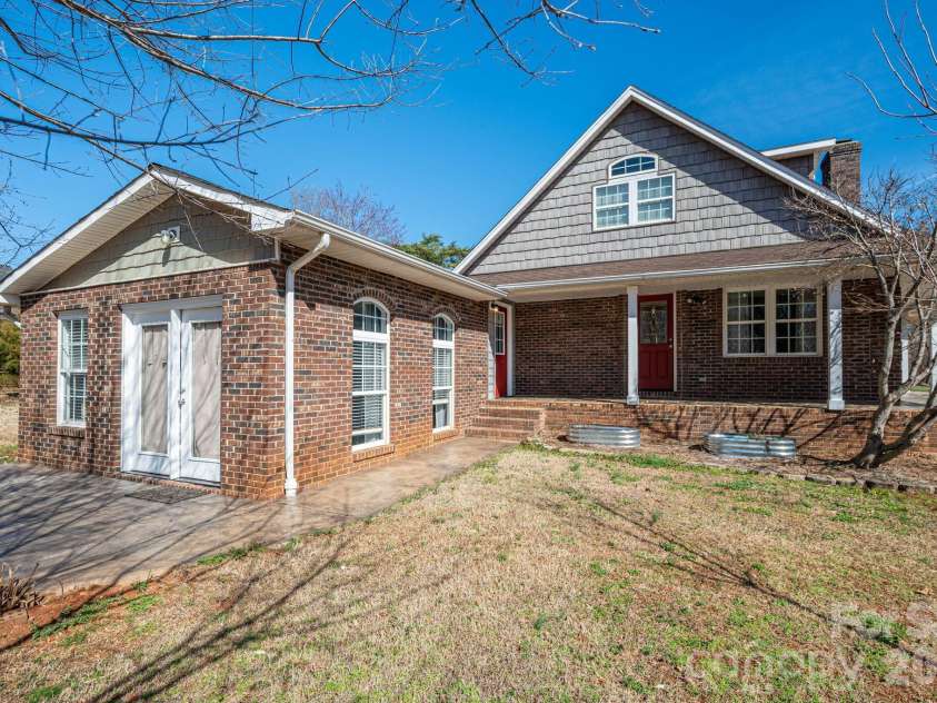 2617 Surrey Drive, Lincolnton, NC 28092.  MLS# CAR4347781, YatesRealty ID 3966. 