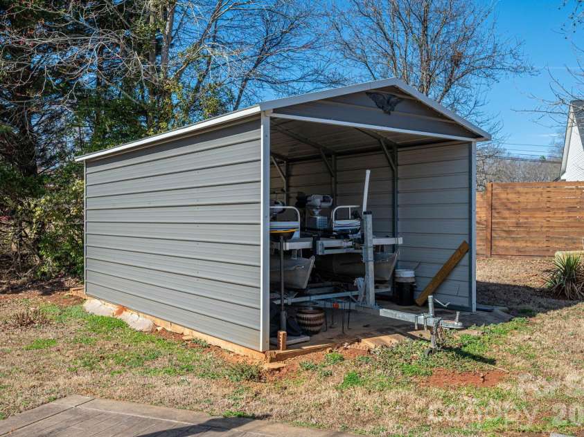 2617 Surrey Drive, Lincolnton, NC 28092.  MLS# CAR4347781, YatesRealty ID 3966. 