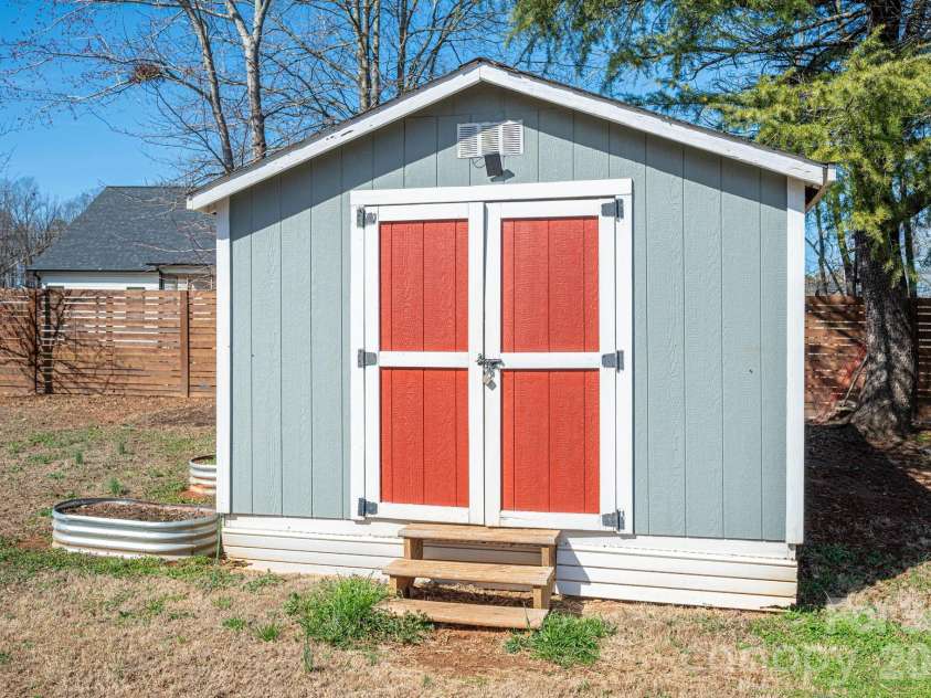 2617 Surrey Drive, Lincolnton, NC 28092.  MLS# CAR4347781, YatesRealty ID 3966. 