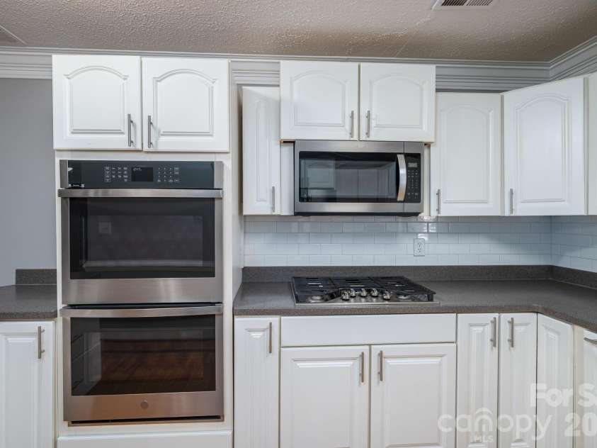 2617 Surrey Drive, Lincolnton, NC 28092.  MLS# CAR4347781, YatesRealty ID 3966. 