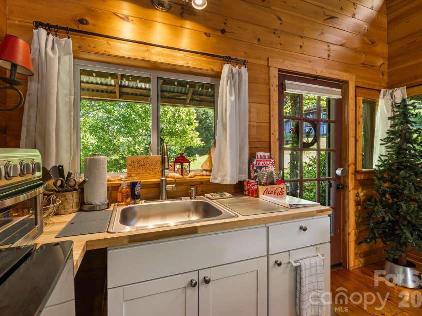 107  111 Hougie Heaven Lane, Franklin, NC 28734.  MLS# CAR4399662, YatesRealty ID 39662. 