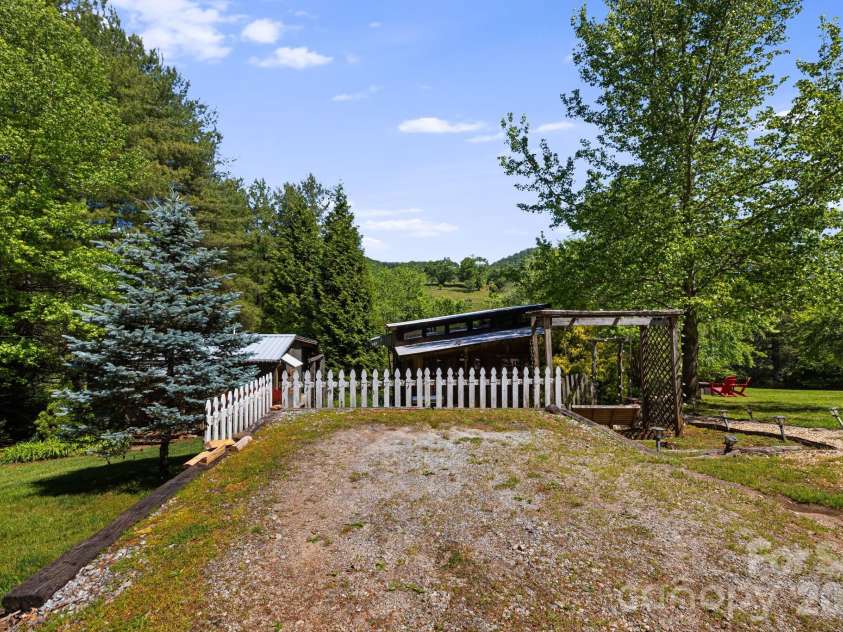 107  111 Hougie Heaven Lane, Franklin, NC 28734.  MLS# CAR4399662, YatesRealty ID 39662. 