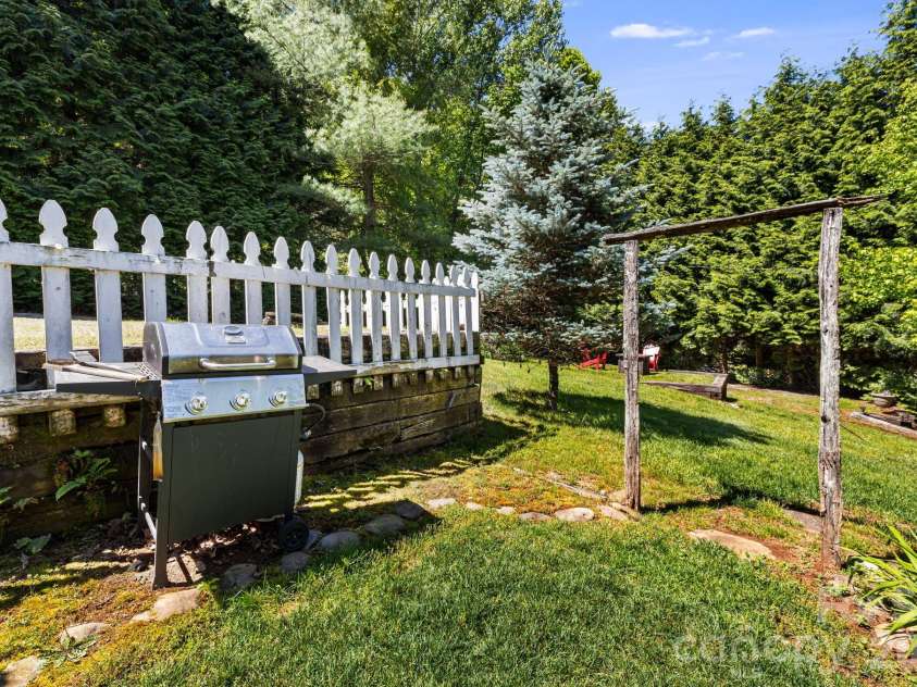 107  111 Hougie Heaven Lane, Franklin, NC 28734.  MLS# CAR4399662, YatesRealty ID 39662. 