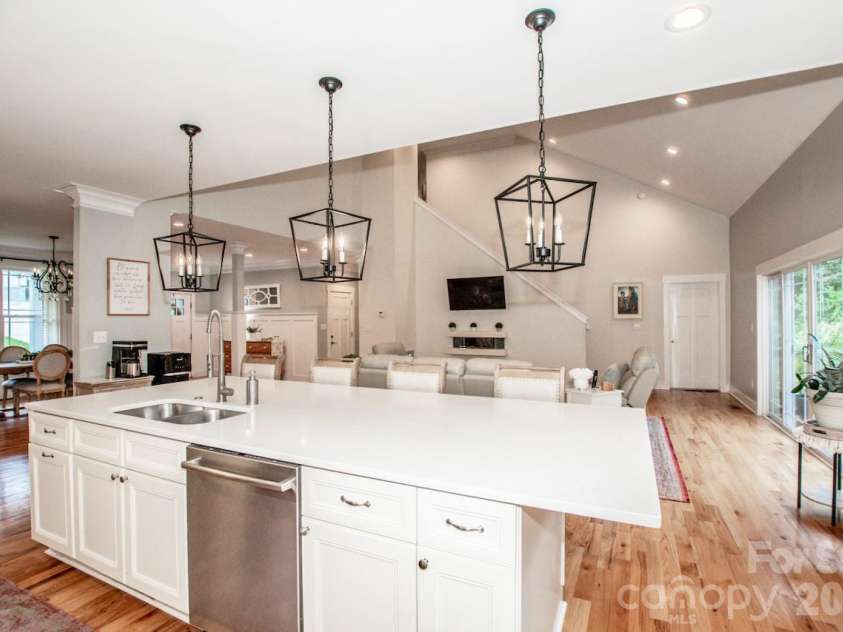 155 Wood Acre Drive, Mooresville, NC 28115.  MLS# CAR4398730, YatesRealty ID 39664. A cook's dream kitchen