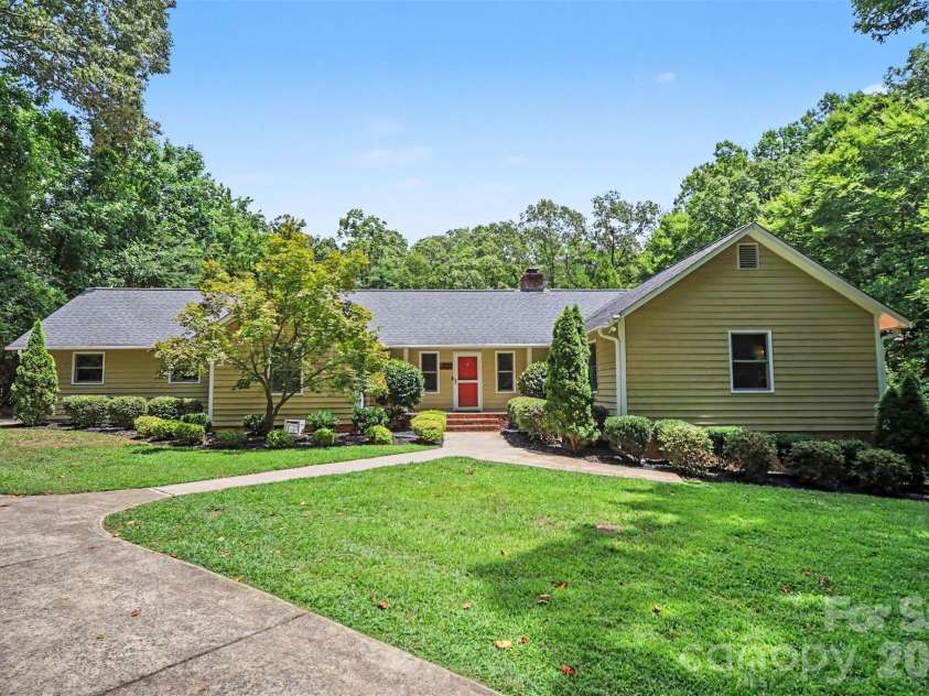 519 Raintree Drive, Matthews, NC 28104.  MLS# CAR4407047, YatesRealty ID 39665. 