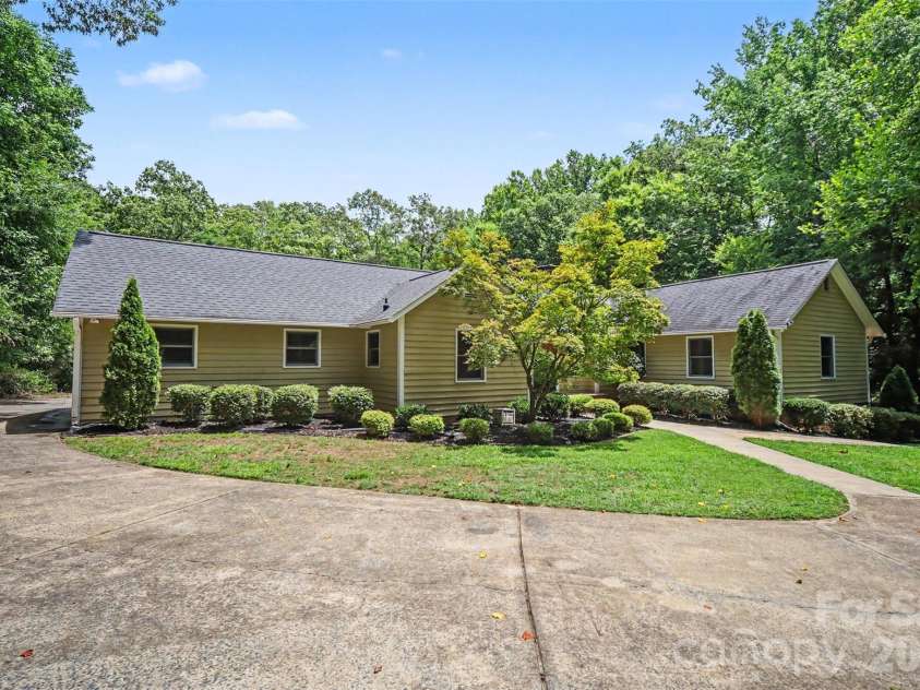 519 Raintree Drive, Matthews, NC 28104.  MLS# CAR4407047, YatesRealty ID 39665. 