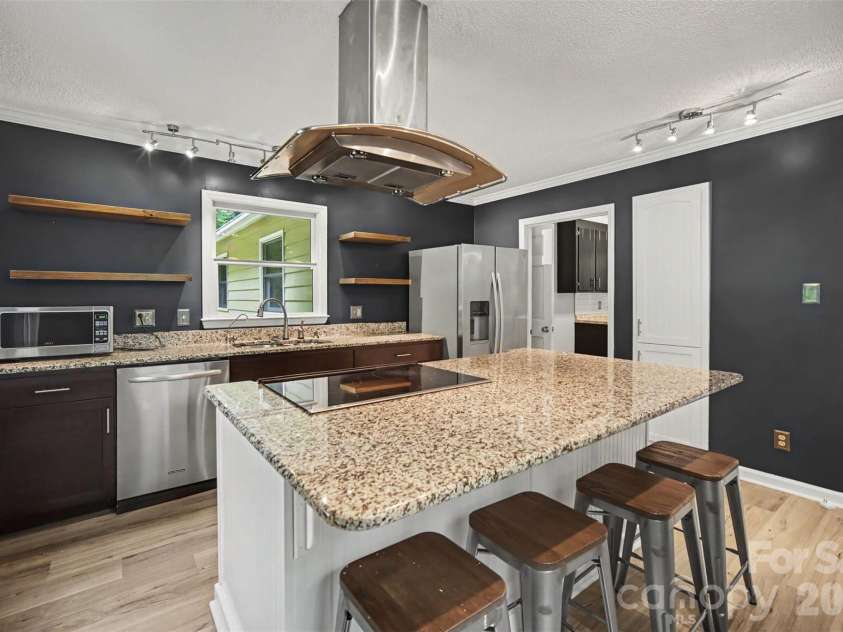 519 Raintree Drive, Matthews, NC 28104.  MLS# CAR4407047, YatesRealty ID 39665. 