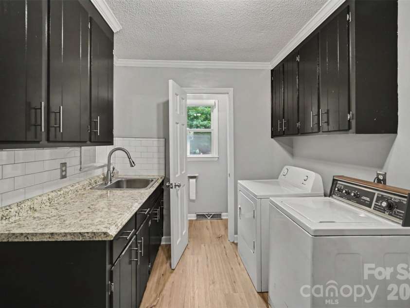 519 Raintree Drive, Matthews, NC 28104.  MLS# CAR4407047, YatesRealty ID 39665. 