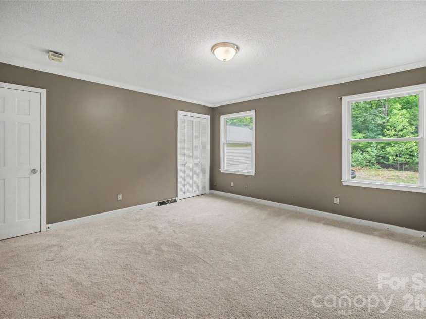 519 Raintree Drive, Matthews, NC 28104.  MLS# CAR4407047, YatesRealty ID 39665. 