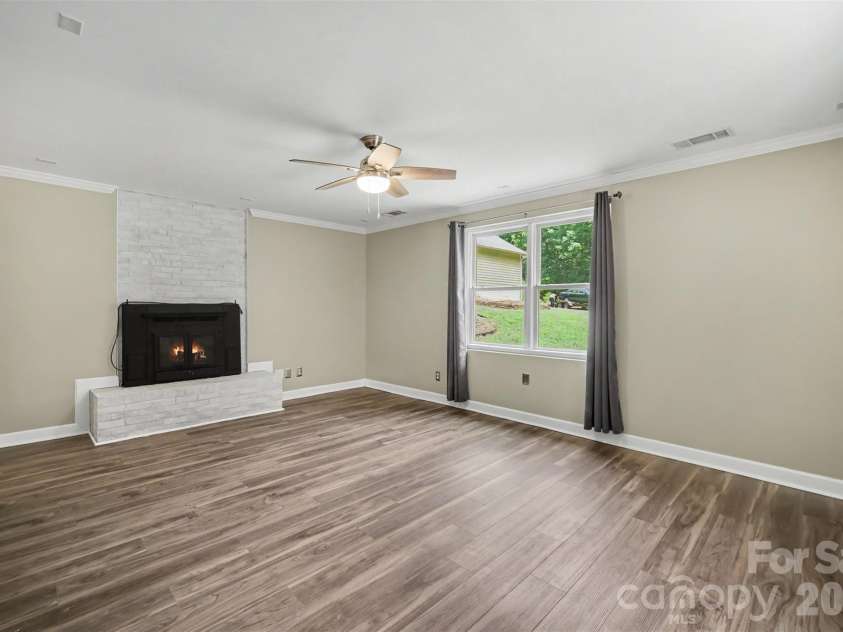 519 Raintree Drive, Matthews, NC 28104.  MLS# CAR4407047, YatesRealty ID 39665. 