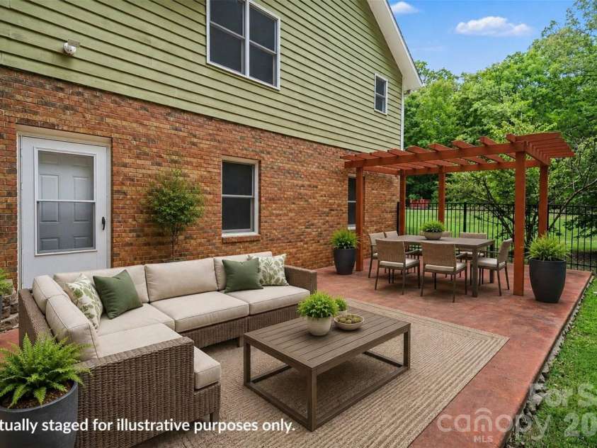 519 Raintree Drive, Matthews, NC 28104.  MLS# CAR4407047, YatesRealty ID 39665. 