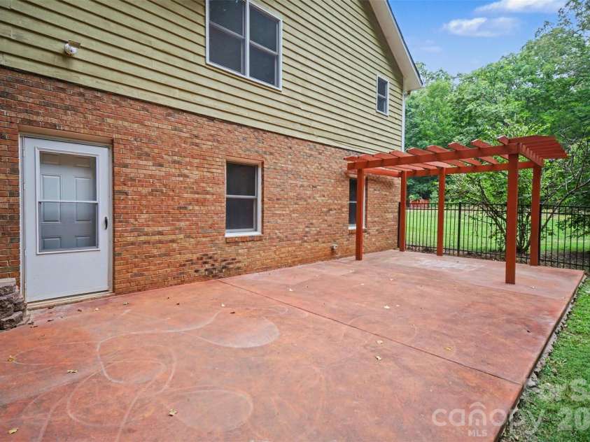 519 Raintree Drive, Matthews, NC 28104.  MLS# CAR4407047, YatesRealty ID 39665. 