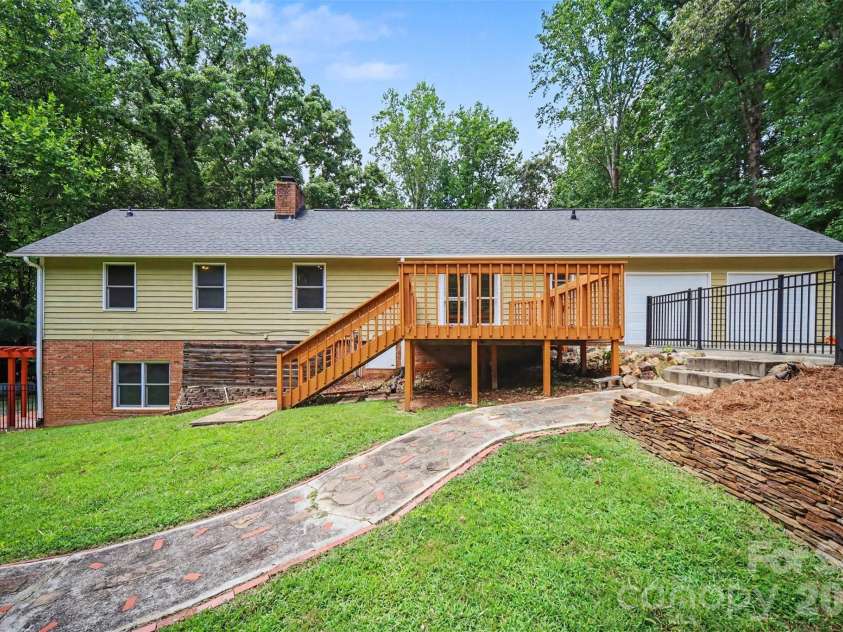519 Raintree Drive, Matthews, NC 28104.  MLS# CAR4407047, YatesRealty ID 39665. 