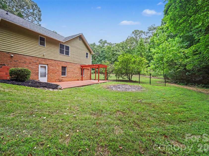 519 Raintree Drive, Matthews, NC 28104.  MLS# CAR4407047, YatesRealty ID 39665. 