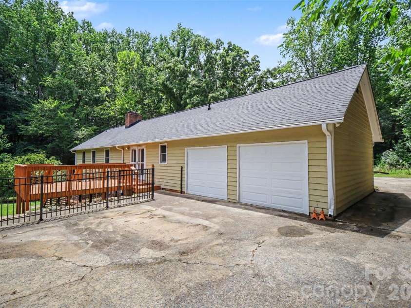519 Raintree Drive, Matthews, NC 28104.  MLS# CAR4407047, YatesRealty ID 39665. 