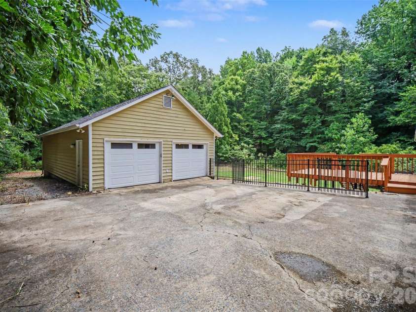 519 Raintree Drive, Matthews, NC 28104.  MLS# CAR4407047, YatesRealty ID 39665. 