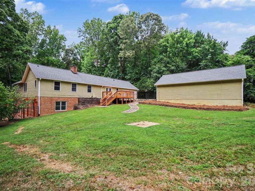 519 Raintree Drive, Matthews, NC 28104.  MLS# CAR4407047, YatesRealty ID 39665. 