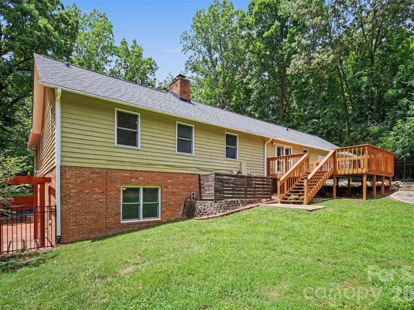 519 Raintree Drive, Matthews, NC 28104.  MLS# CAR4407047, YatesRealty ID 39665. 