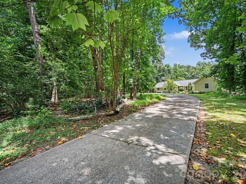 519 Raintree Drive, Matthews, NC 28104.  MLS# CAR4407047, YatesRealty ID 39665. 