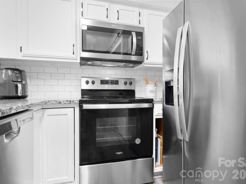 19843 Henderson Road, Cornelius, NC 28031.  MLS# CAR4400549, YatesRealty ID 39667. All Stainless Appliances, Granite Tops, Subway Backsplash Tiles