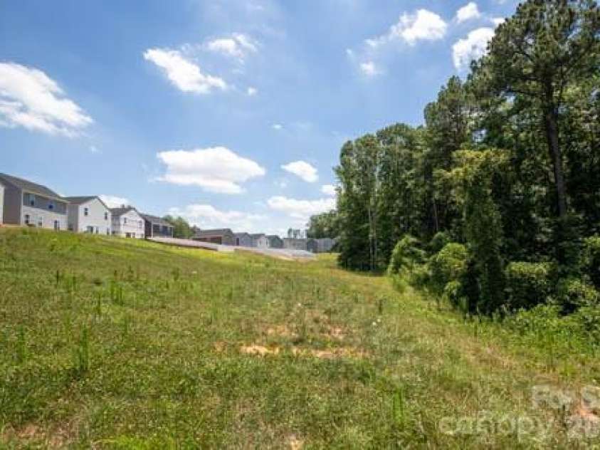 2932 Oakdale Road, Charlotte, NC 28216.  MLS# CAR4385639, YatesRealty ID 39673. 
