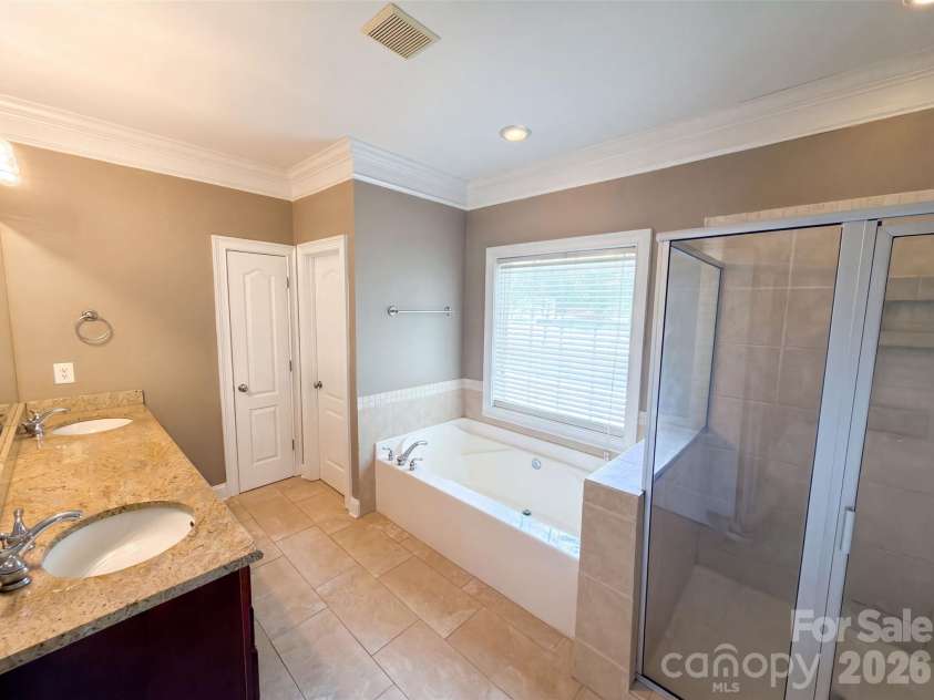 9721 Arlington Oaks Drive, Charlotte, NC 28227.  MLS# CAR4407398, YatesRealty ID 39677. 