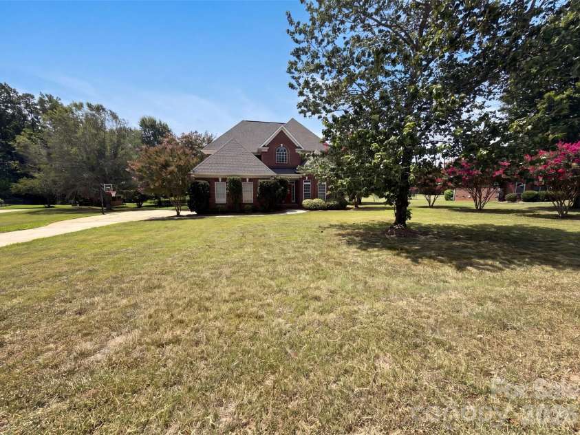 9721 Arlington Oaks Drive, Charlotte, NC 28227.  MLS# CAR4407398, YatesRealty ID 39677. 