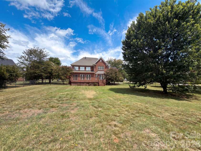 9721 Arlington Oaks Drive, Charlotte, NC 28227.  MLS# CAR4407398, YatesRealty ID 39677. 