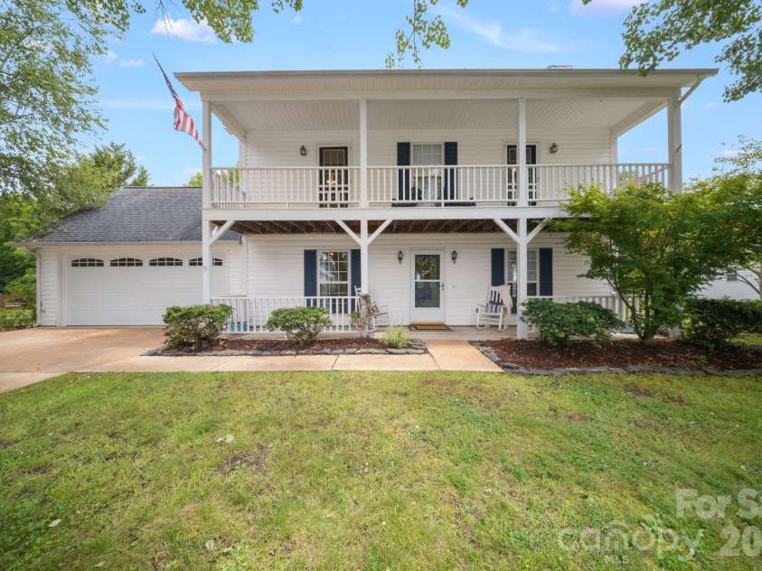 1040 Thorncrest Drive, Fletcher, NC 28732.  MLS# CAR4399278, YatesRealty ID 39684. 