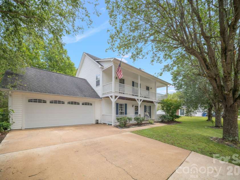 1040 Thorncrest Drive, Fletcher, NC 28732.  MLS# CAR4399278, YatesRealty ID 39684. 
