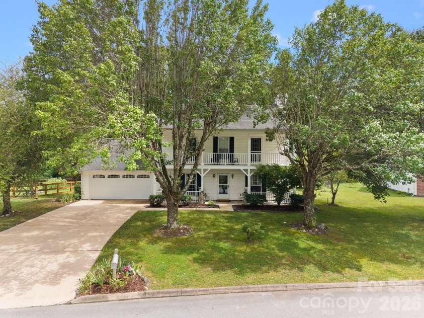 1040 Thorncrest Drive, Fletcher, NC 28732.  MLS# CAR4399278, YatesRealty ID 39684. 
