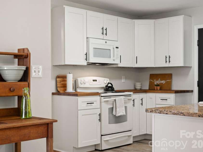 1040 Thorncrest Drive, Fletcher, NC 28732.  MLS# CAR4399278, YatesRealty ID 39684. 