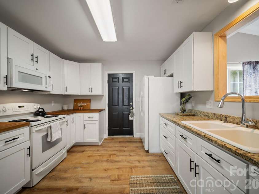 1040 Thorncrest Drive, Fletcher, NC 28732.  MLS# CAR4399278, YatesRealty ID 39684. 